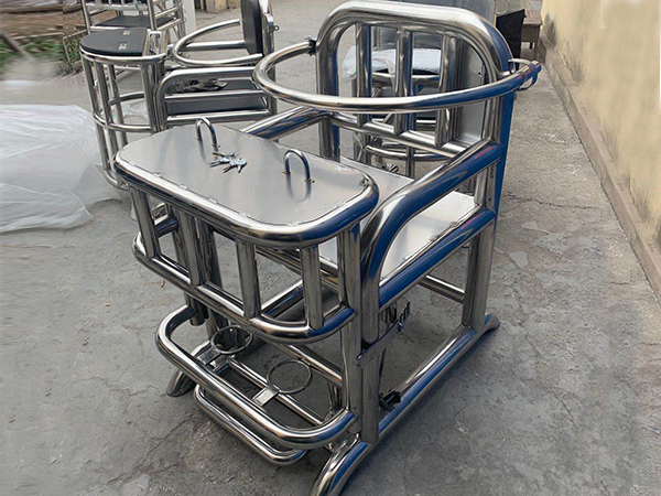 犯人坐審訊椅為什么要赤腳？